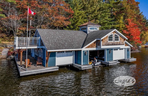 Gravenhurst Cottage | 6 bed 4 bath cottage on Lake Muskoka, Private, Boathouse, Hot tub!