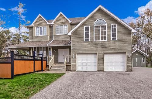 Alcona House | 6 Bedroom Executive Cottage near Innisfil Beach Park