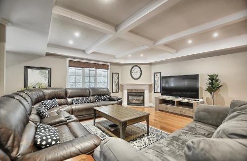 Alcona House | 6 Bedroom Executive Cottage near Innisfil Beach Park