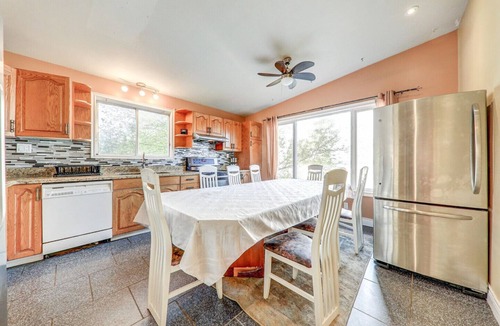Janetville Cottage | 6 BR Lakefront Cottage , 20 Slps , 1 Hr From Toronto , Hot tub