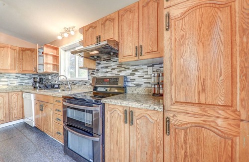 Janetville Cottage | 6 BR Lakefront Cottage , 20 Slps , 1 Hr From Toronto , Hot tub