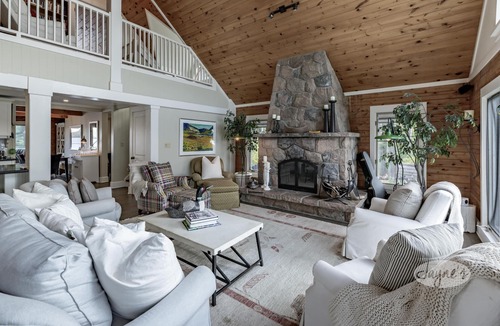 Algonquin Highlands Cottage | 9 brdm, 5 bath cottage + Guesthouse in Lake of Bays! Sleeps 24 people!