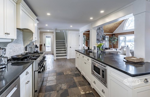 Algonquin Highlands Cottage | 9 brdm, 5 bath cottage + Guesthouse in Lake of Bays! Sleeps 24 people!