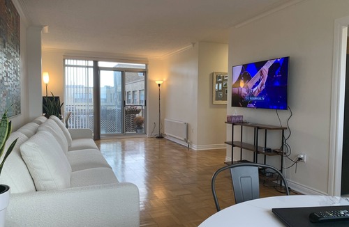 Forest Hill South Condo | 900 Square feet Lovely one bedroom, with office space in the Midtown Toronto