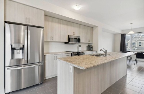 Thorold House | A Brand New 4BR Townhouse in Thorold Retreat