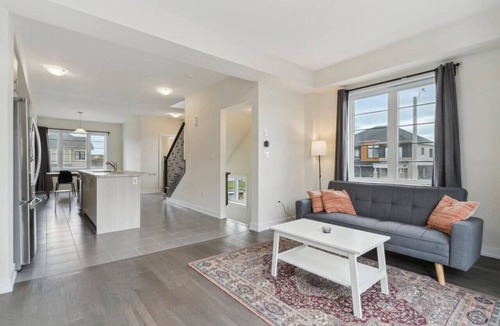 Thorold House | A Brand New 4BR Townhouse in Thorold Retreat