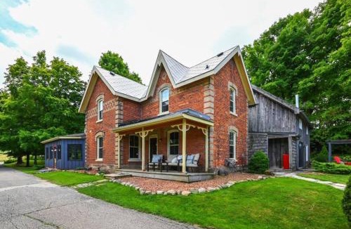 Mono House | A charming, rustic 150 year old Carriage House
