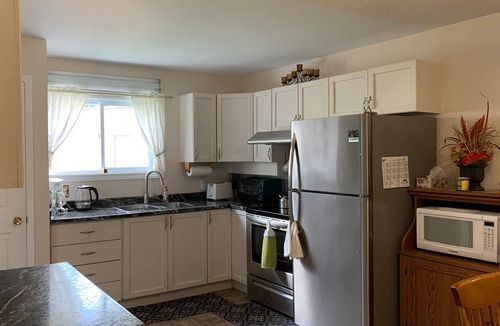 Burk's Falls Cottage | A cheerful and cozy waterfront grand mom's cottage