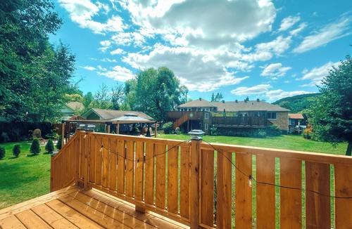 North Bay House | A cozy retreat w/firepit - right across from Trout Lake!