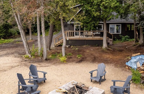Utterson Cottage | A Hidden Gem with Sandy Shore Memories and Island Views.