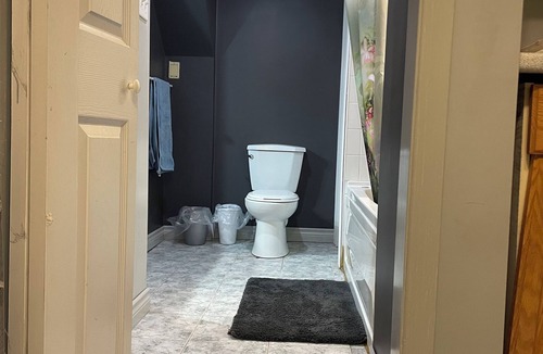 Peterborough Apartment | A min walk to the zoo and University!2 bed apartment