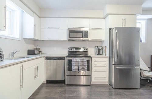 Highland Condo | A Modern and Executive Unit~1 Parking Spot&Great Location - Close To Everything