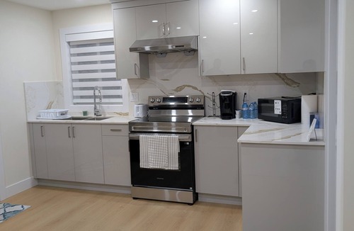 Surrey House | A relaxing & quiet 2 storey retreat!
