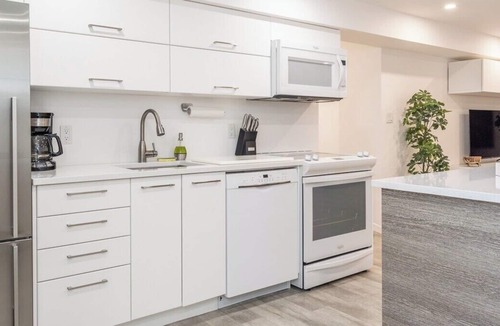 Brantford Apartment | A+ Remote Work Friendly w/ King Bed, Monthly Stays