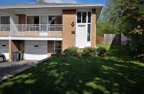 Bayview Woods - Steeles House | A semi-detached house in North York with a 7 minute drive from finch station