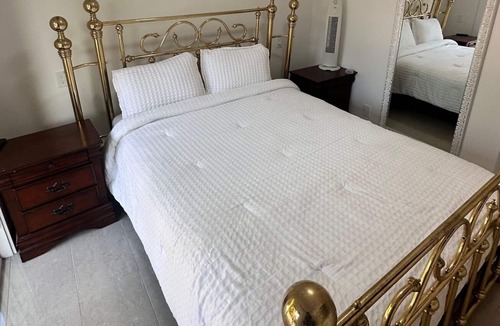 Delta House | A Spacious 2 Bedroom 2 Queen Beds Sleeps 4 Adults 2 Full Bathrooms in Delta BC