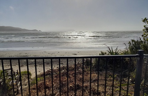 Plimmerton Cottage | Absolute Beach Front, 25 mins from Wellington Sunset spa deck. Cosy Fire lounge.