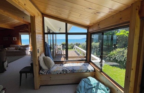 Paraparaumu House | Absolute beachfront Raumati