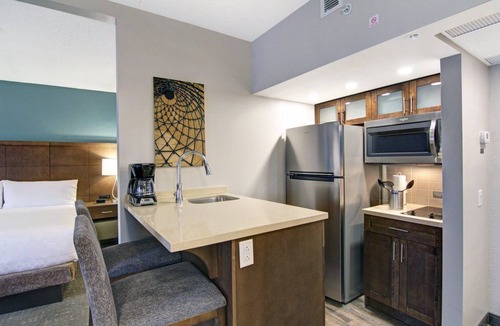 Vaughan Apartment | Accessible King Studio w/Sofa Bed + Kitchen