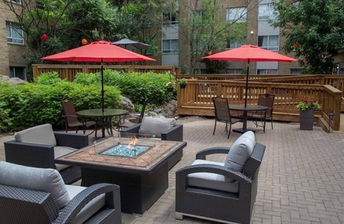 Vaughan Apartment | Accessible King Studio w/Sofa Bed + Kitchen