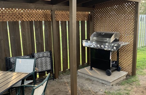 Thunder Bay House | accessible- parkside gem-3 bdm corefloor home-pet friendly.