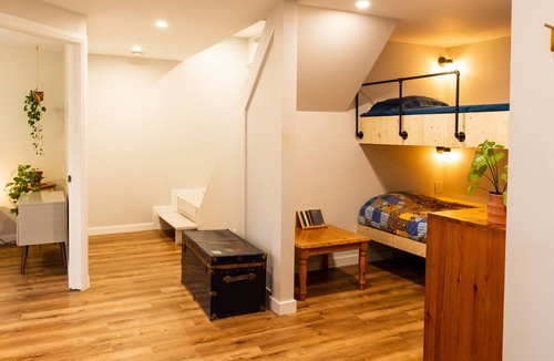 Austin House | Accommodations for 12, private farm-to-table chef and activities!