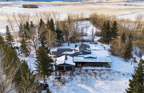 Airdrie House | Acreage, Hot Tub, AC, Pool Table, Sauna, King Beds