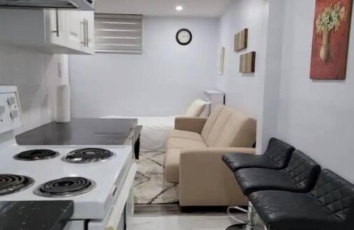 Streetsville Apartment | Adorable 1-BR Basement Unit in Mississauga!