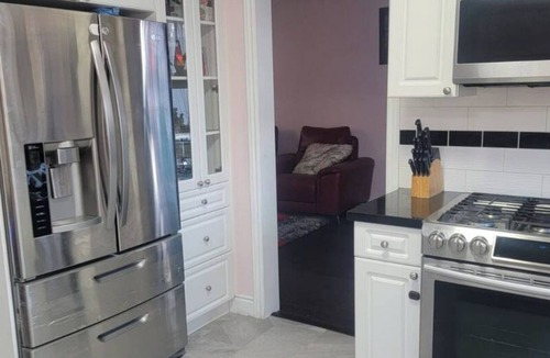 Barrie House | Adorable and spacious 3 bedrooms house close to all amenities/quite neighborhood