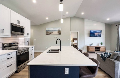 Bayfield Cottage | Adore the Shore - King Bed!
