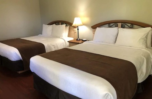 Tobermory Hotel | Adventure the Bruce Inn - Recently Renovated With Outdoor Hot Tub