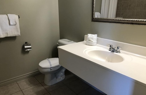 Tobermory Hotel | Adventure the Bruce Inn - Recently Renovated With Outdoor Hot Tub