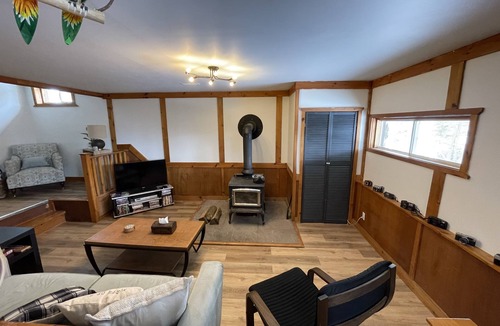 Selwyn Apartment | Affordable Lake-view golfers suite w/firepit, grill, close to parks & beaches