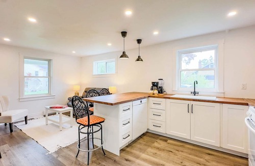 Bayfield Cottage | Afternoons on the Porch-King Beds! Fenced in Yard!