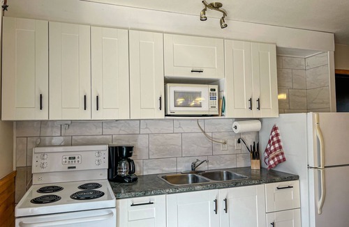 Magnetawan Cottage | Ahmic Lake Resort's 2-Bedroom Cottage with Hot Tub (Gray Wolf Cottage)
