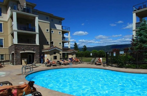 Quail Ridge Apartment | Airy Condo With Pool and Hot Tub - 2421