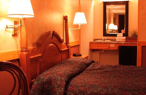 Algoma District Hotel | Algoma Motel