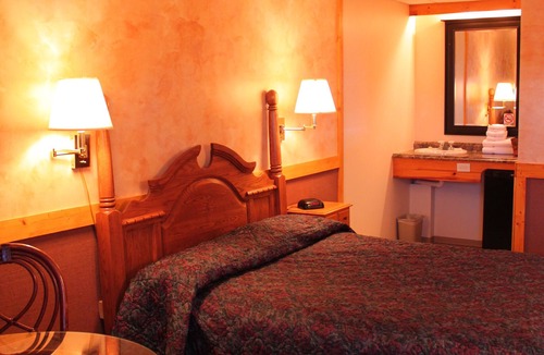 Algoma District Hotel | Algoma Motel
