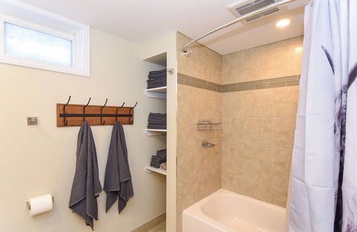 Ottawa Division Apartment | Algonquin | 4 bds, 2.5 Baths | Sleeps up to 8 | Lower Level