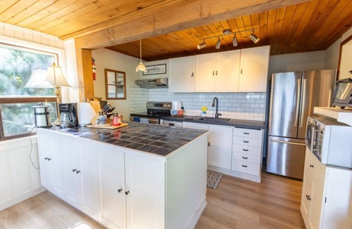 Huntsville Cottage | All season Cottage with 3 decks + sun room