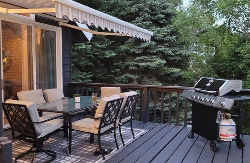 Huntsville Cottage | All season Cottage with 3 decks + sun room