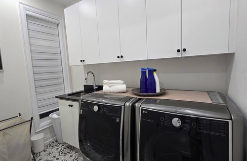 Vaughan House | All the luxuries of Home, 25mins to Airport & 5kms to Canada's Wonderland!n