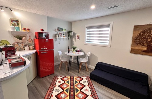 LaSalle House | Alluring Private Bachelor Unit