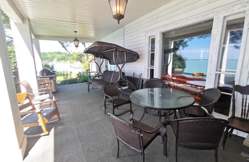 Port Stanley Villa | "Alma Villa - Historic Lakefront Mansion w/Hot Tub"
