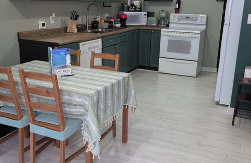 South River House | Almaguin Hideaway Retreat: Rustic and chic 1-bedroom house. Downtown South River