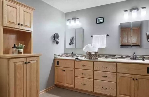 Chanhassen House | Almost 2 acre remodeled 5 bed room 4 bath one mile south of Excelsior