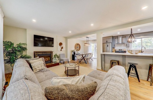 Frankford House | Amazing 5 bedroom, swim spa, river, close to Batawa Ski Hill