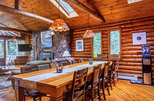 Bonfield Cottage | Amazing Canadiana 4 Bedroom log Cottage.