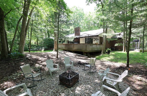 Grand Bend Cottage | Amazing Cottage in Southcott Pines, Grand Bend, 5 minute walk to private beach.