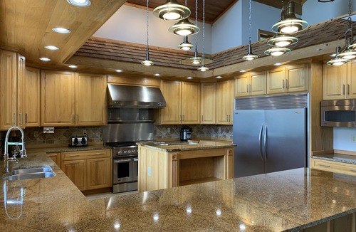 Marcell Cabin | Amazing Lake Home/Movie Theater/Game Room/Bar/3 Decks/Sandy Beach/Privacy